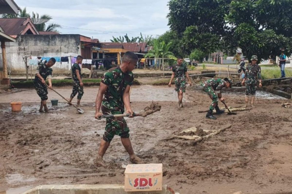 Prajurit Brigif TP 88 membantu penanganan banjir