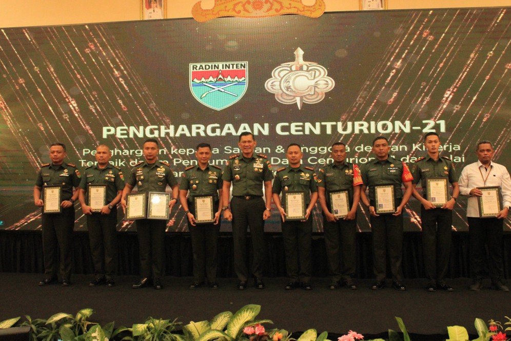 Prajurit membantu pembersihan lumpur pascabanjir